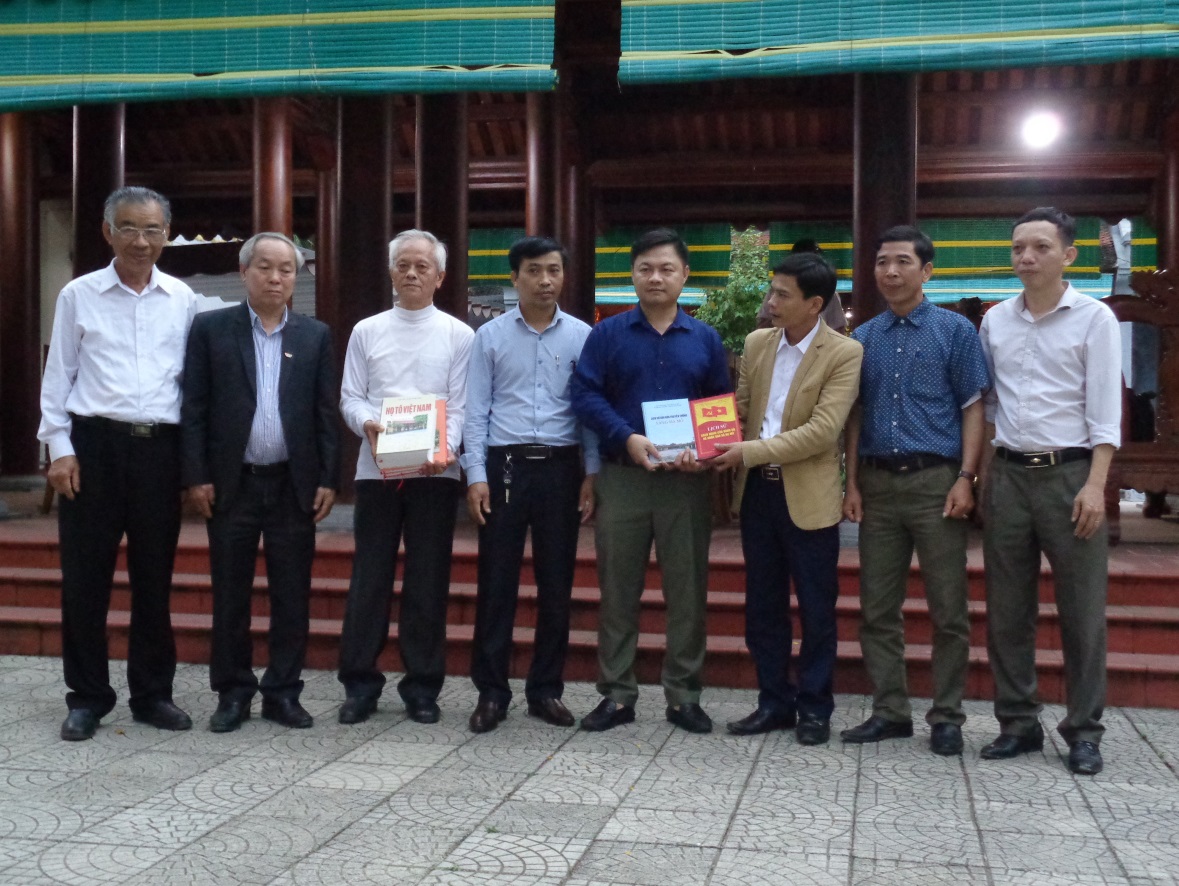 Đại diện Họ Tô Việt Nam và xã Hạ Mỗ tặng sách cho Trường THCS Tô Hiến Thành
